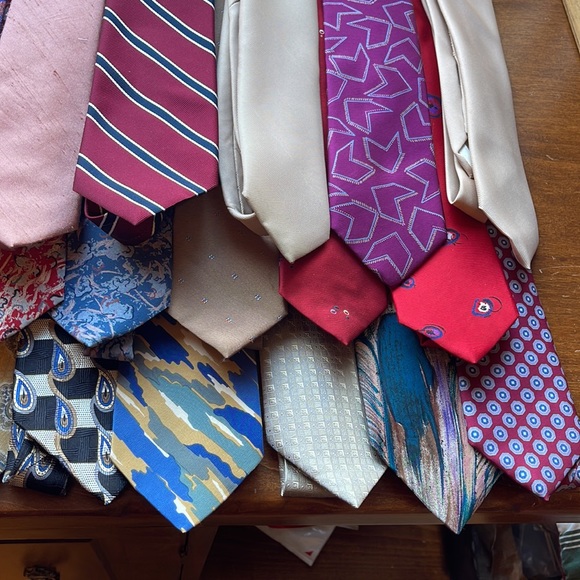Lot of 28 Vintage Neckties Silk Variety Stripes Patterns Abstract 80s 90s Bundle - Picture 3 of 12